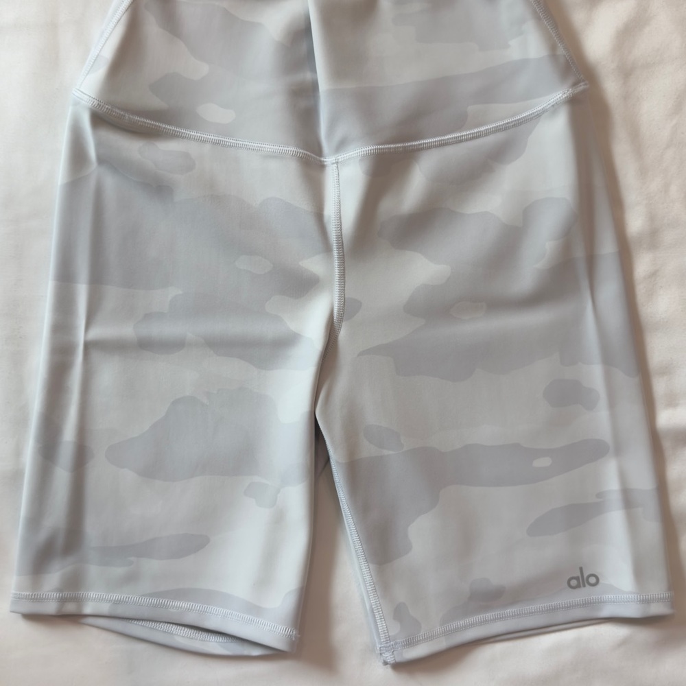 ALO Yoga Women's Gray Camo Shorts